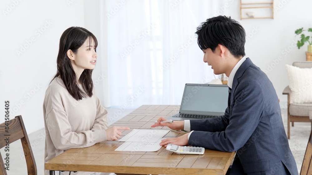 不動産の営業をするビジネスマン