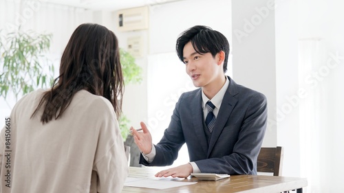 Wallpaper Mural 不動産の営業をするビジネスマン Torontodigital.ca