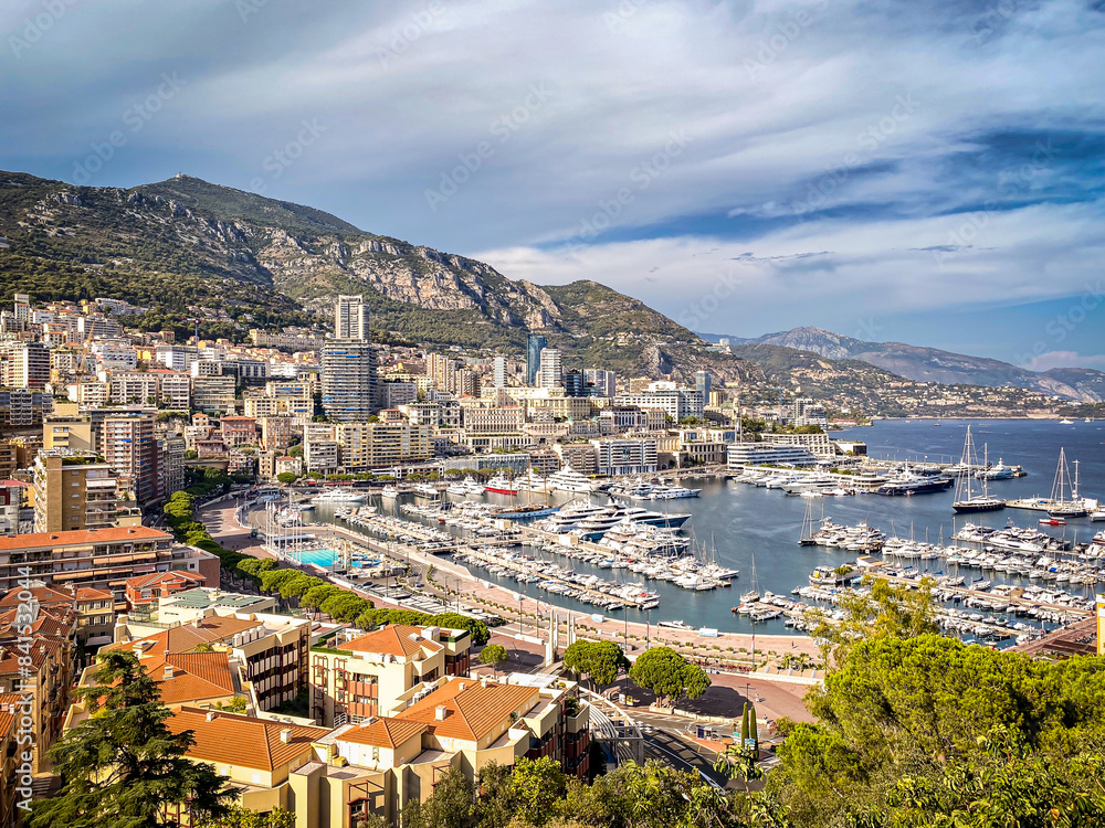 Naklejka premium Monaco: Stadtansichten mit Hafen und Bergen im Hintergrund