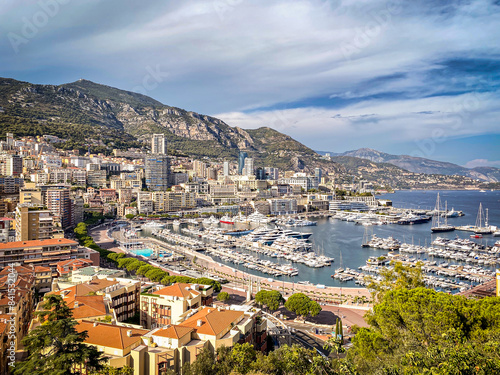 Monaco: Stadtansichten mit Hafen und Bergen im Hintergrund © Noah