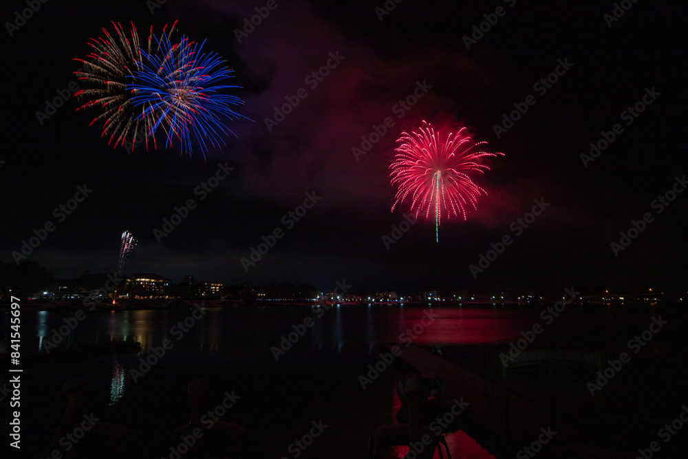 Fototapeta premium 河口湖畔を彩る花火大会のある風景