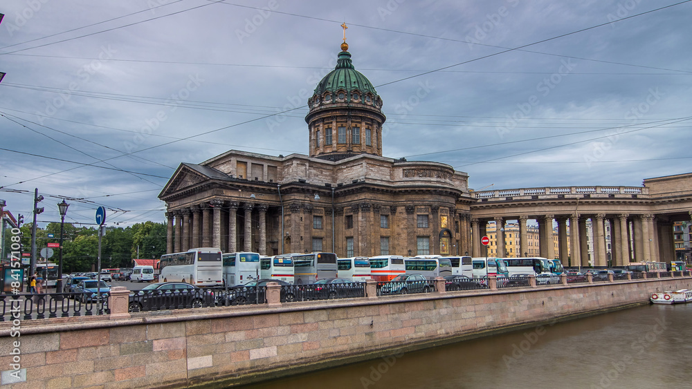 Obraz premium Kazan Cathedral or Kazanskiy Kafedralniy Sobor timelapse hyperlapse in Saint Petersburg