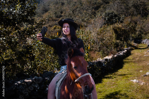 Chica Viajera Documenta su Viaje Rural con un Caballo .Joven Viajera Captura Momentos Únicos con su Celular, Conectando con la Naturaleza, photo