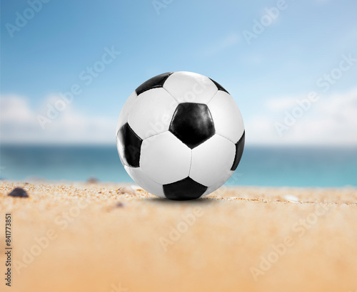 Soccer Fussball am Strand mit Meer im Hintergrund