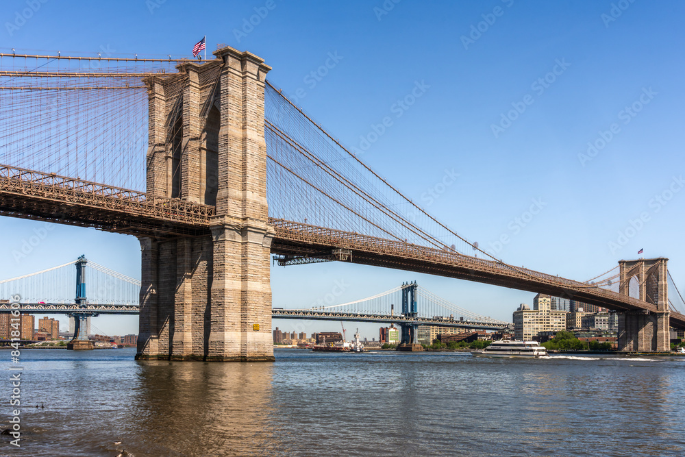 Fototapeta premium A scenic view of Brooklyn Bridge and Manhattan Bridge