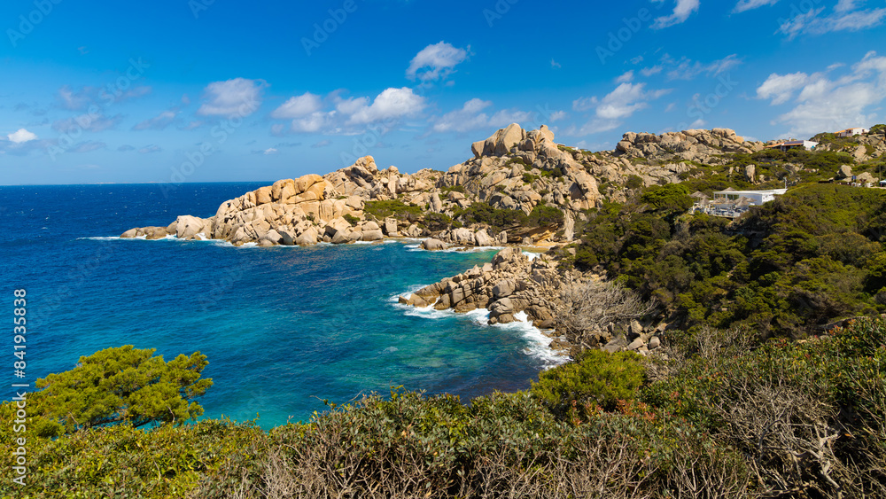 Obraz premium Vista impresionante del Cabo Testa en Cerdeña, Italia, en primavera. Formaciones rocosas escarpadas se extienden hasta el mar azul intenso. 