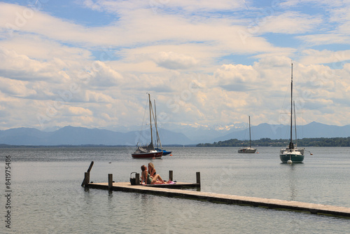 Entspannte Stimmung am Starnberger See; Badesteg in Tutzing