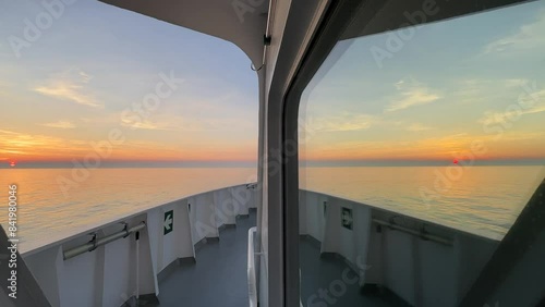Bootsfahrt im Sonnenuntergang photo