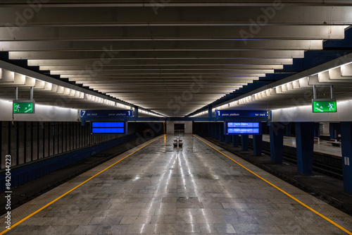 Stacja kolejowej Warszawa Centralna. Widok na peron i tor kolejowy osobowych i pospiesznych pociągów. photo