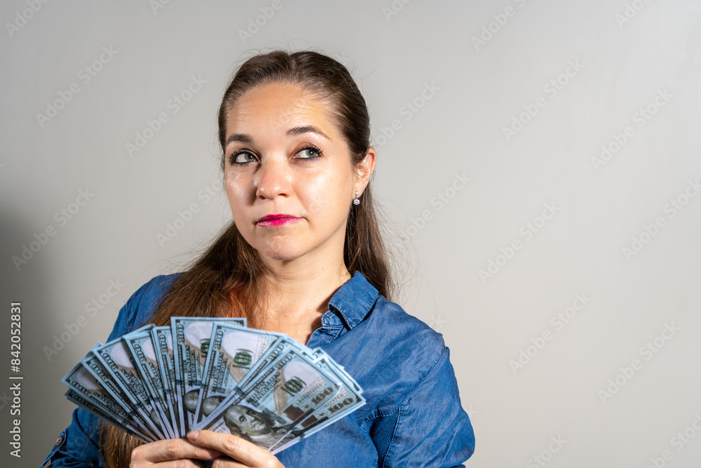 Mujer sosteniendo muchos billetes de 100 dolares Mujer sosteniendo muchos billetes de 100 dolares