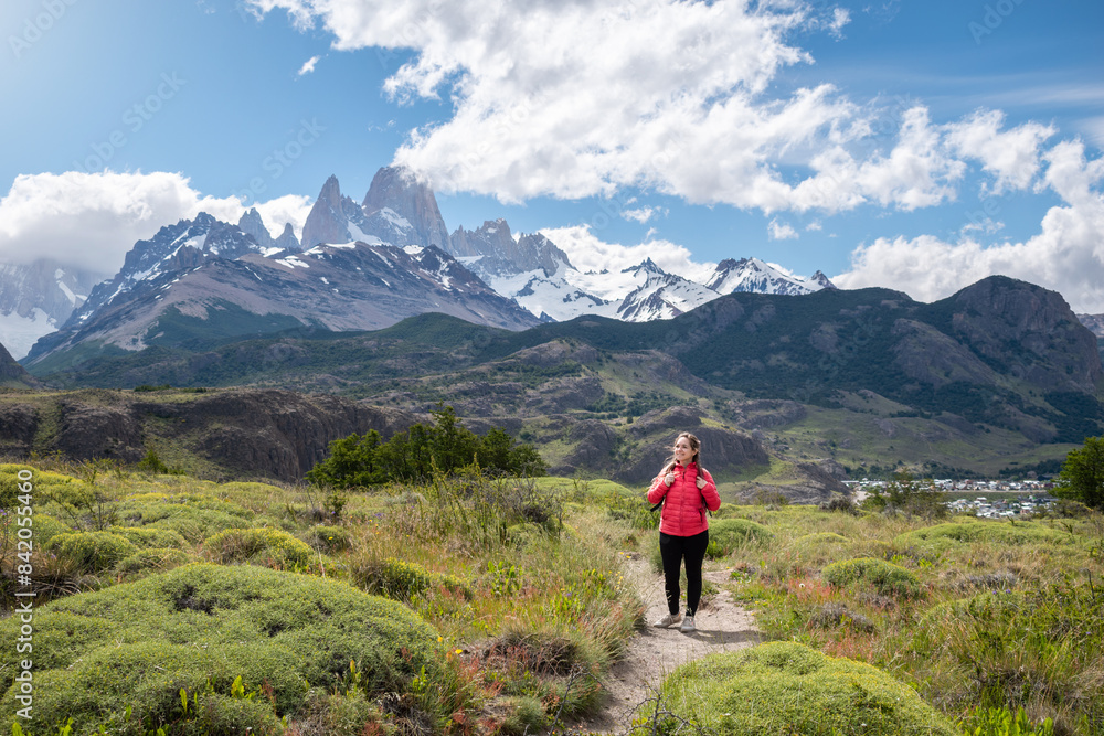 Naklejka premium Mujer explorando los alrededores de El Chalten, en la Patagonia Argentina