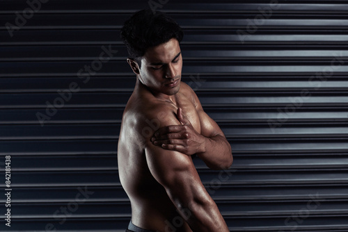 Fotografia Shoulder pain, bodybuilder or man with injury or body ache in fitness training or workout