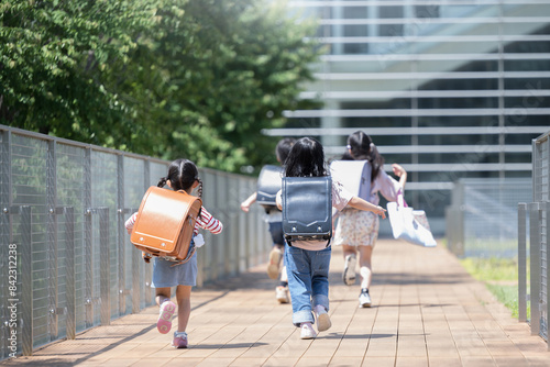 Quadro su tela 登校、下校する元気に走る小学生ランドセルの後ろ姿複数の顔無しの全身