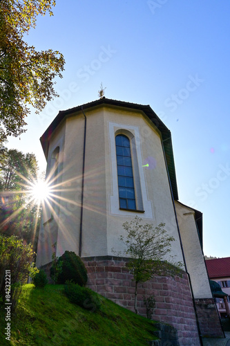 Wallfahrtskirche „Maria in der Tanne” als Katholische Kirche mit Kirchturm und Sonnenstern bei blauem Himmel im Sommer, Triberg im Schwarzwald, Freiburg, Baden-Württemberg, Deutschland