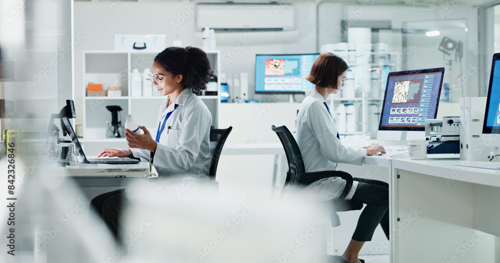 © HockleyMedia24/peopleimages.com - Science, laboratory and people on computer for medical analysis, research and medicine development. Healthcare, biotechnology team and women scientist with equipment for sample, experiment and study © HockleyMedia24/peopleimages.com - Science, laboratory and people on computer for medical analysis, research and medicine development. Healthcare, biotechnology team and women scientist with equipment for sample, experiment and study