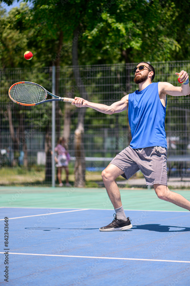 Obraz premium Young man playing tennis outdoor