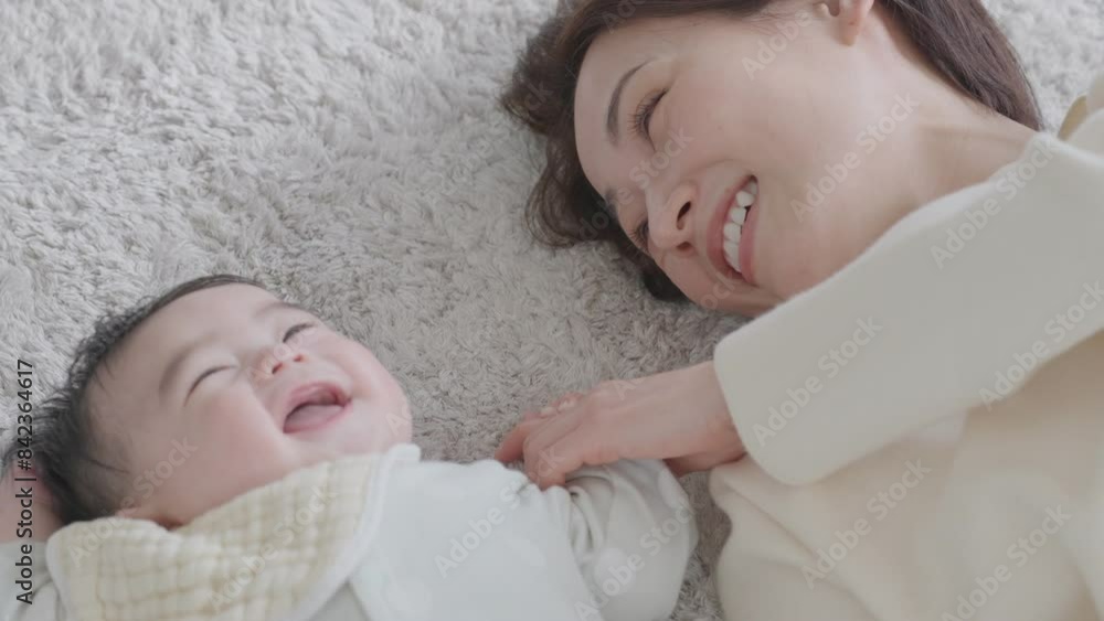 赤ちゃんをあやすママ 赤ちゃんをあやすママ