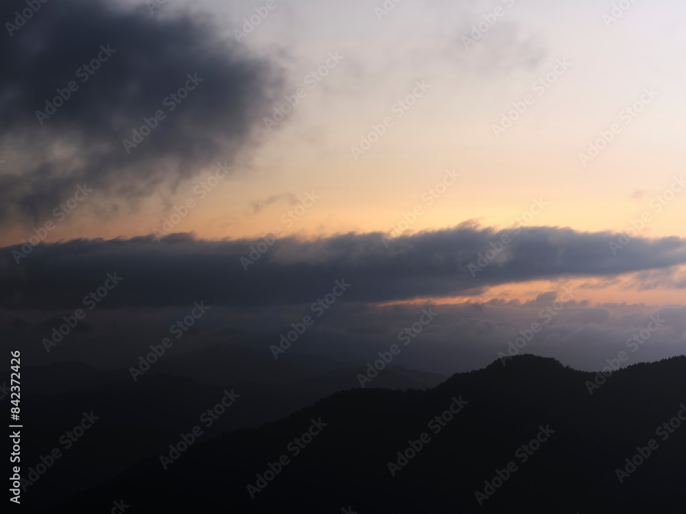 Obraz premium 朝日が昇る山と雲