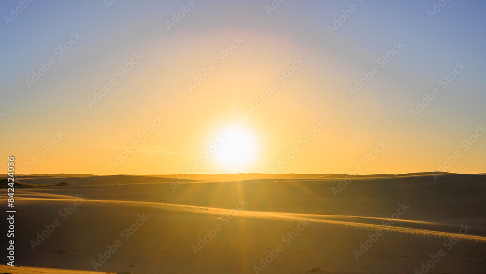 オーストラリア、ニューキャッスルにある砂漠と夕日 オーストラリア、ニューキャッスルにある砂漠と夕日
