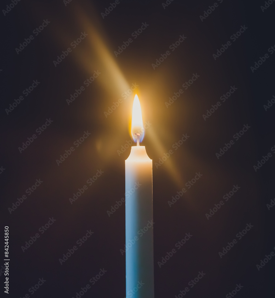 Una candela encendida, composicion simetrica Una candela encendida, composicion simetrica