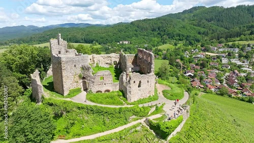 Luftaufnahme von der Burg Staufen, auf einem Weinberg, Schlossberg, Staufen im Breisgau