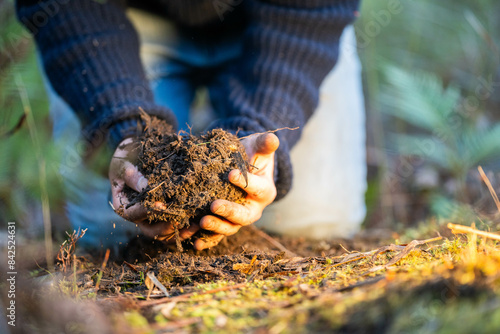 Foto farmer collecting soil samples in a test tube in a field