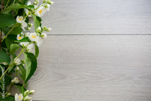 Fotografie wooden light background with white jasmine flowers