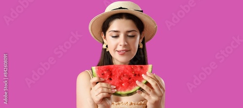 Beautiful young woman holdi...