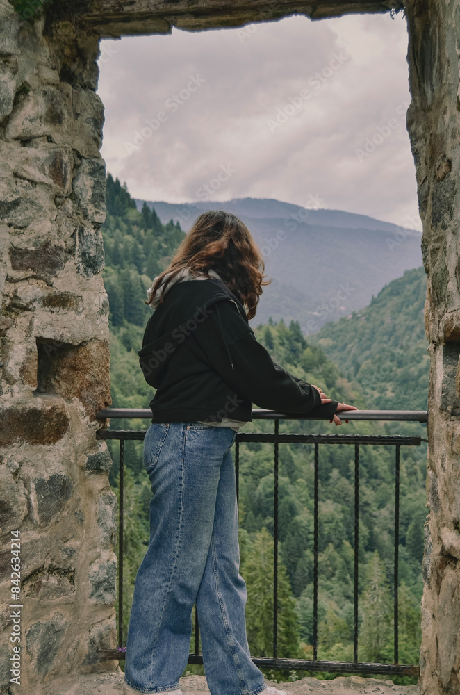 Naklejka premium person standing on a cliff
