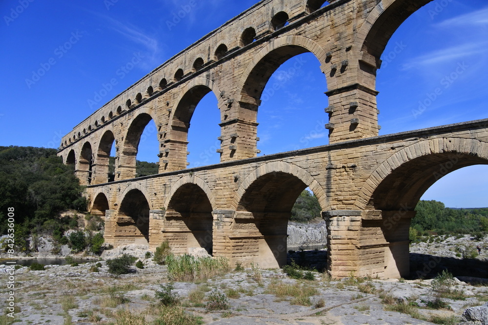Blauer Himmel und der Pont du Gard Blauer Himmel und der Pont du Gard