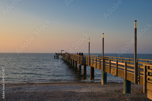 Seebrücke in Abendlicht, Abendrot an der Ostsee, Ostseebad Heiligendamm, Mecklenburg Vorpommern, Deutschland