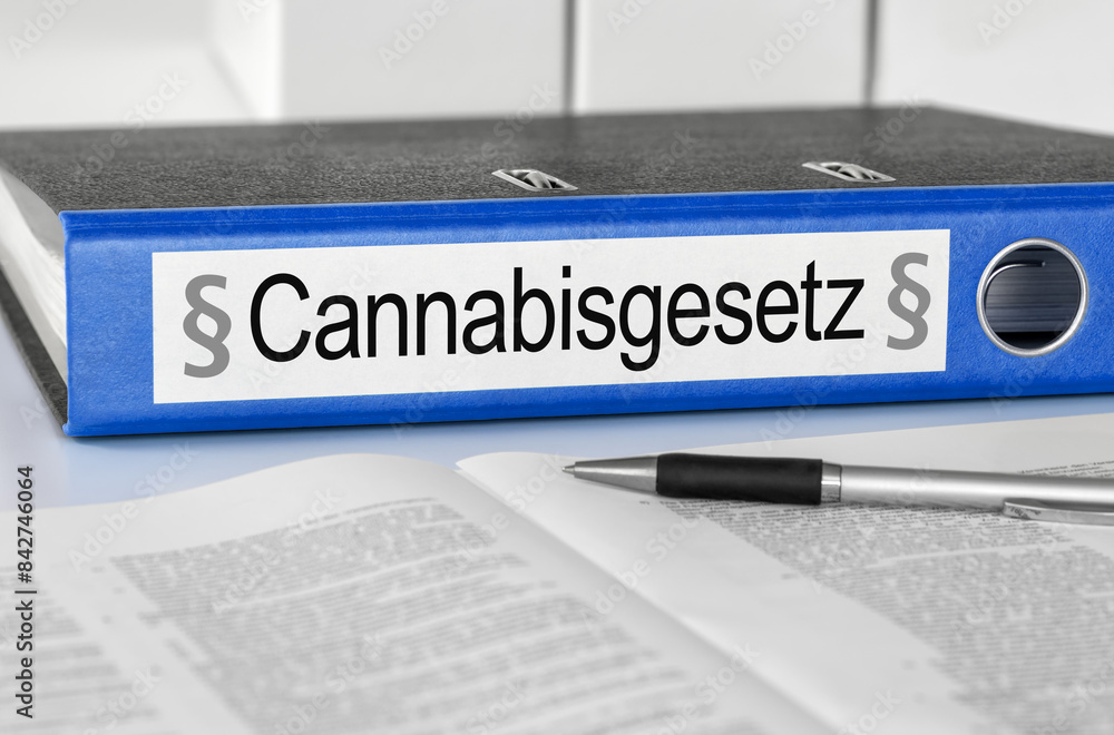Naklejka premium Aktenordner mit der Beschriftung Cannabisgesetz