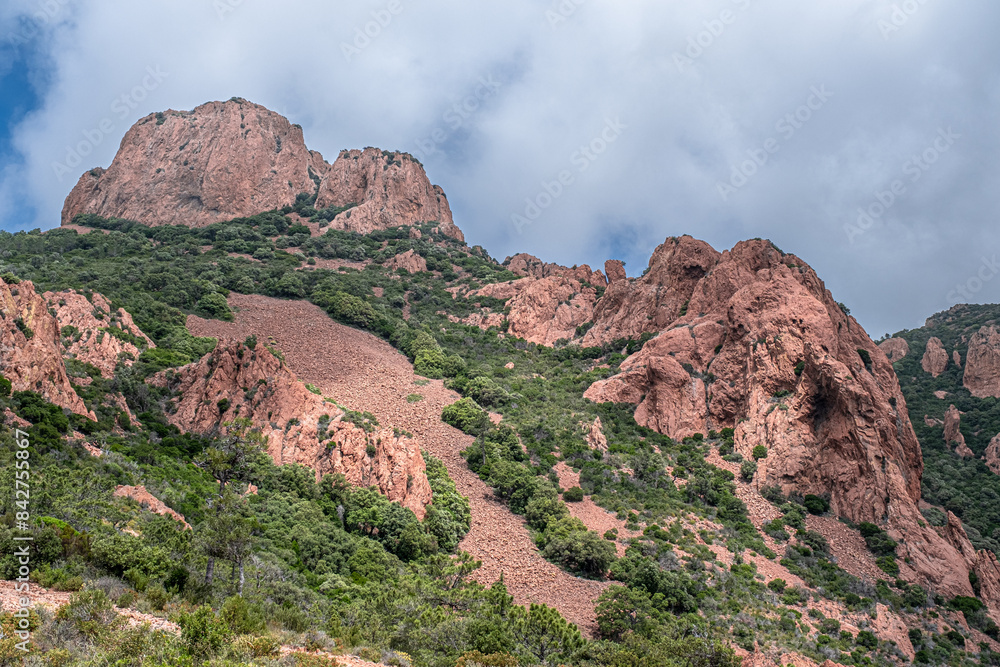 Obraz premium Massif de l'Esterel, a volcanic mountain range on the Mediterranean Sea coast on the French Riviera, located near Cannes on the east and Saint-Rafael on the west, France 