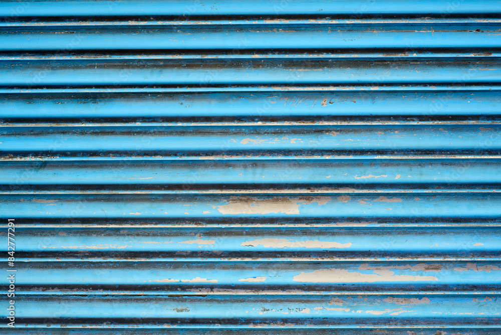 Obraz premium Persiana metálica azul sucia y vieja
