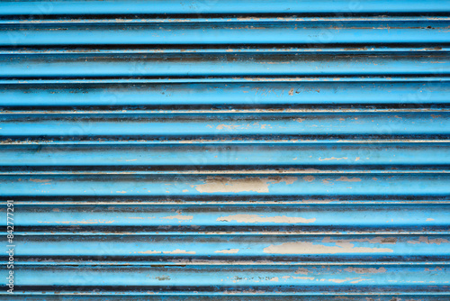 Persiana metálica azul sucia y vieja
