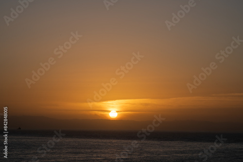 schöner Sonnenaufgang über dem Meer © StG Stockfoto