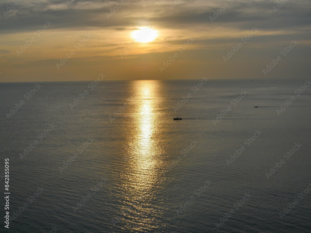 Obraz premium Boat sailing on the sea during sunset