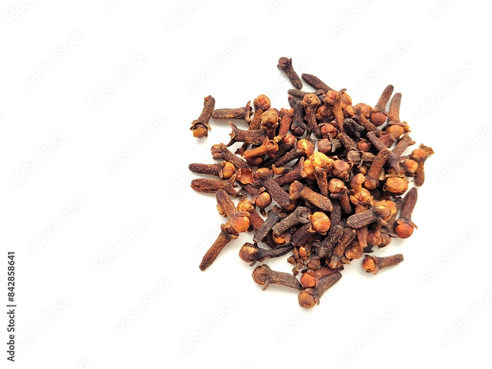 Obraz premium Aromatic pile of raw cloves on a white background.