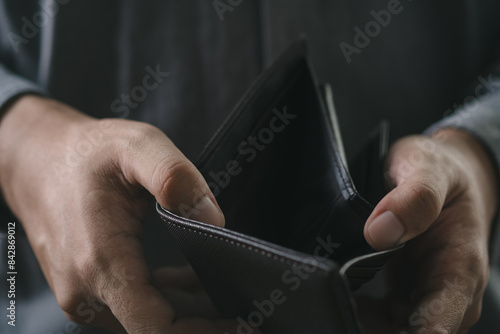 Fotografi Businessman hand holding An Empty wallet