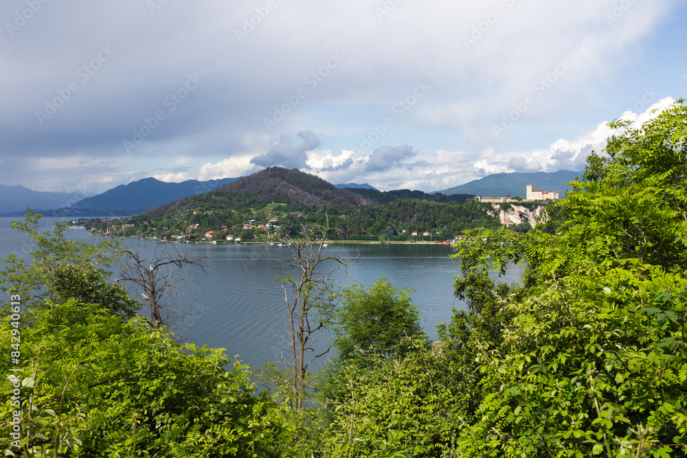 Fototapeta premium Parco della Rocca Borromeo di Arona in Piemonte con vista Castello di Angera
