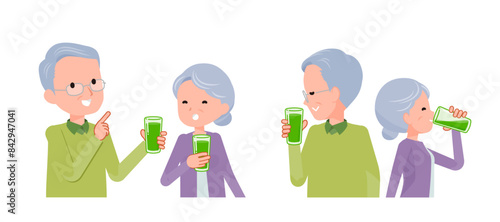 青汁を飲むシニア夫婦。談笑とリラックスしているシーン