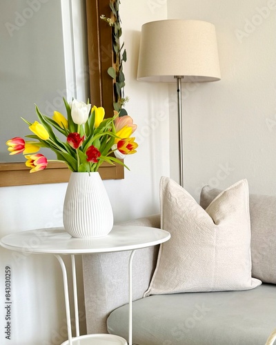 Blumenstrauß im Wohnzimmer Tulpen Blumen Sofa bunte Blumen