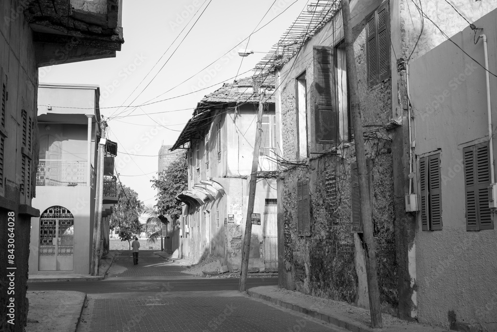 Fototapeta premium maison en ruine dans la vieille ville de Saint Louis du Sénégal en Afrique de l'ouest