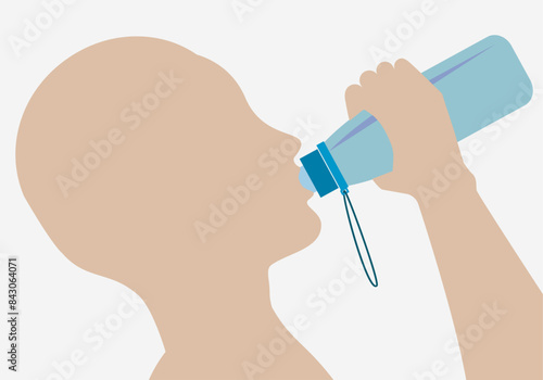 Persona bebiendo agua de una botella.