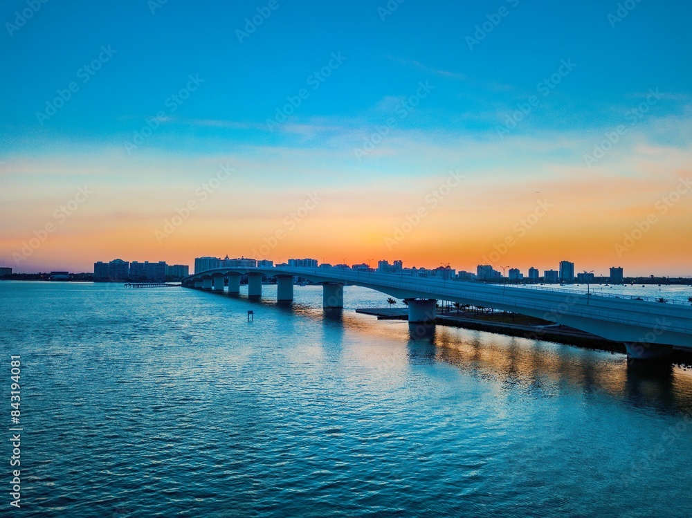 Obraz premium sunrise over city