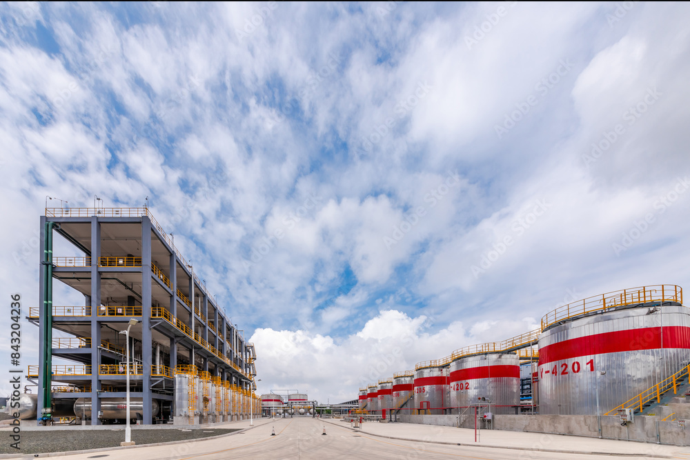 Obraz premium Oil tank equipment in petrochemical plants