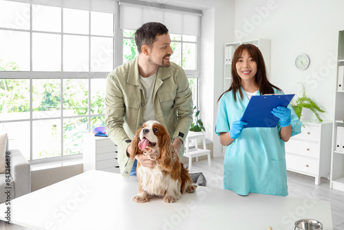 Female Asian veterinarian w...