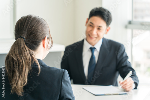 Wallpaper Mural 男性ビジネスマンと相談・打ち合わせ・面談・カウンセリングをするビジネスウーマンの後ろ姿
 Torontodigital.ca