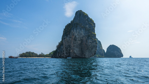 Obraz na płótnie longtail boat trip to ko poda and chicken island in krabi in thailand w salonie