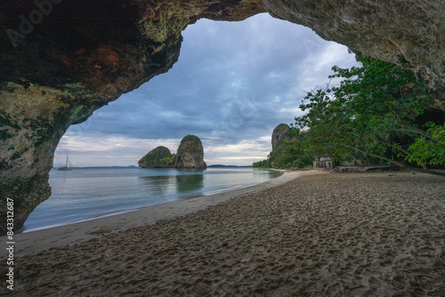Obraz na płótnie sunset from railay beach, princess cave in krabi in thailand w salonie